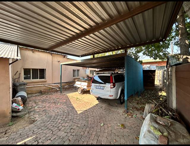 5 BEDROOM FREESTANDING FOR SALE IN PRETORIA WEST